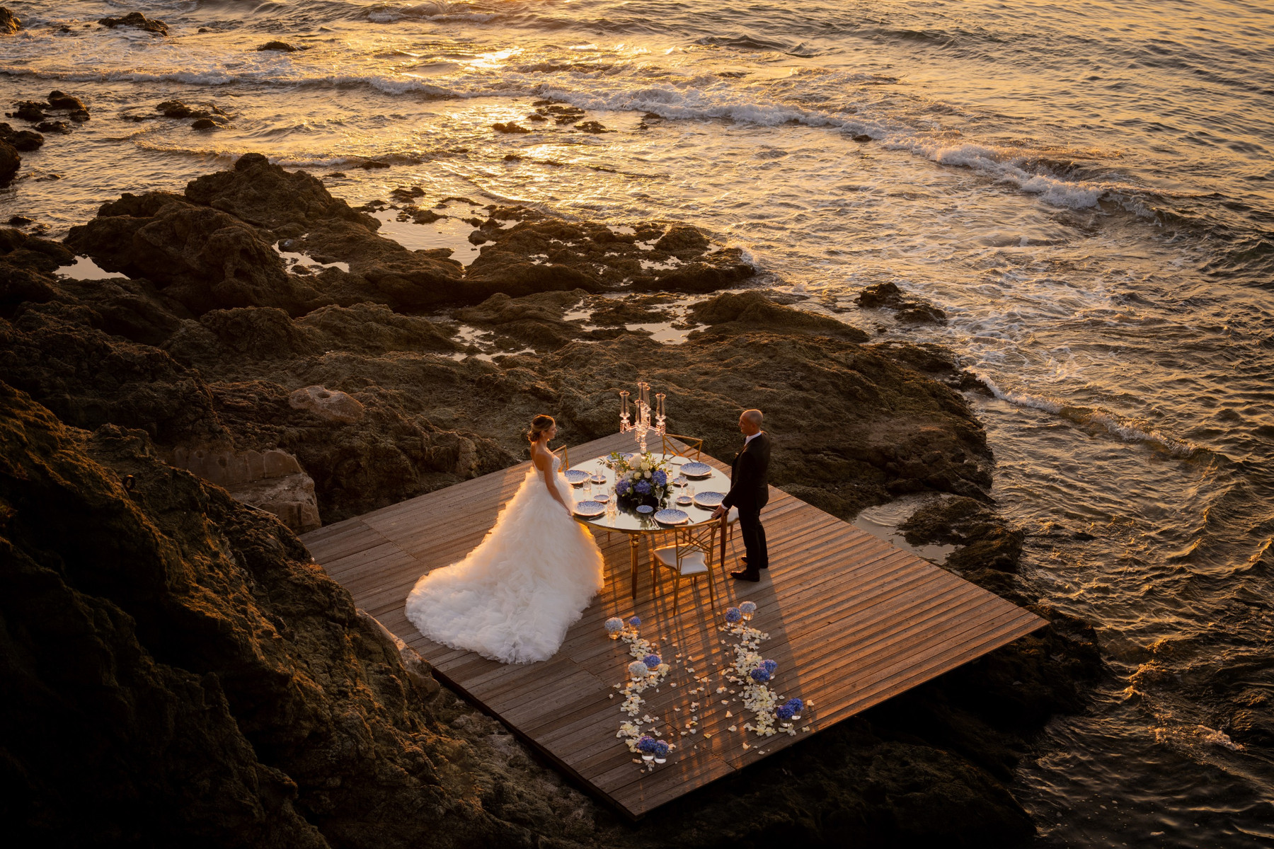 Cena di matrimonio sul mare al tramonto